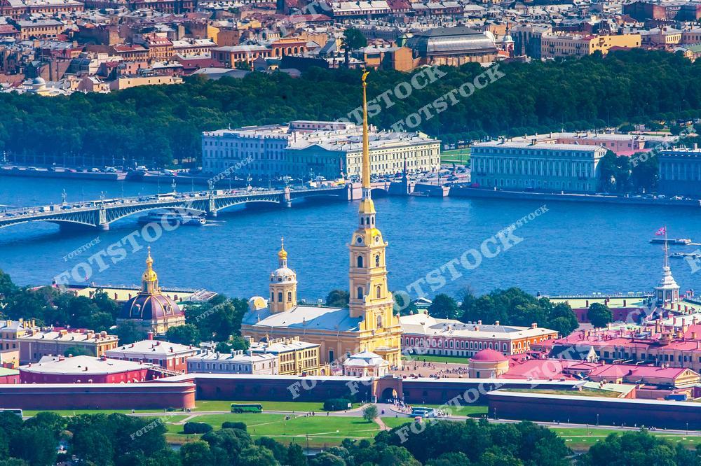 Вид на Питер с высоты. Вид с дрона. На этом фото запечатлен великолепный вид на Петропавловскую крепость в Санкт-Петербурге с высоты птичьего полета. Летний день подчеркивает архитектурную красоту крепости и окружающую её историческую набережную. Фотография передает атмосферу одного из главных музеев России и очарование северной столицы. Идеальный снимок для коллекционеров, туристов и любителей городской фотографии, желающих приобрести качественные изображения Санкт-Петербурга.
